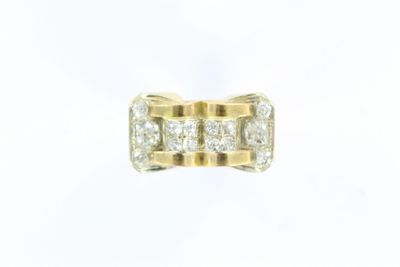 gros plan d'une bague en diamant sur fond blanc