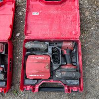 Une visseuse à choc HILTI SID-422 avec son chargeur et deux …