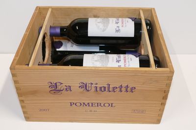 deux bouteilles de vin dans un coffret en bois sur une table