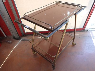 un chariot en métal surmonté de deux plateaux