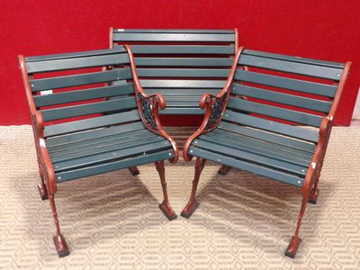trois bancs posés sur un sol recouvert de moquette
