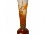 un vase en verre orné d'un motif sur fond blanc