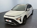 une Toyota RAV blanche garée dans une pièce au sol noir