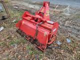 une machine rouge posée sur le sol