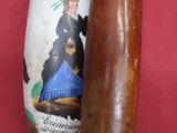 une photo d'un porte-pipe en bois avec une canette de bière à côté
