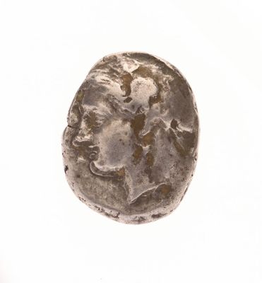 une vieille pièce d'argent avec un visage de femme dessus