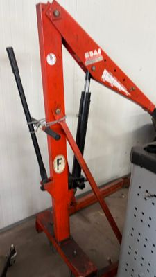 une grue rouge qui se trouve dans un garage