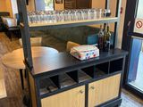 un casier à vin sur lequel sont posés des verres à vin
