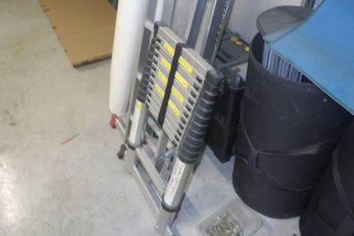 une échelle sur laquelle sont posés tout un tas d'outils