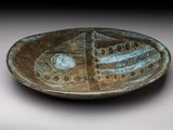 une assiette marron ornée d'un motif de poisson