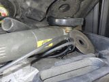 un gros plan du moteur d'une voiture et de ses composants