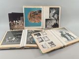 un livre ouvert, orné de nombreuses illustrations, posé sur une table