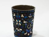 une tasse bleue et blanche posée sur une table
