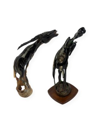 paire de sculptures en bronze représentant une girafe et un cheval, posées sur un socle en bois