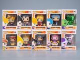 six figurines Funko Pop en vinyle différentes, présentées dans une vitrine