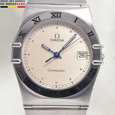une image d'un gros plan d'une montre-bracelet avec des chiffres romains