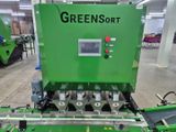 une sorte de machine verte qui se trouve dans un entrepôt