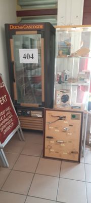 un grand nombre d'articles exposés dans le magasin