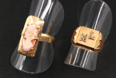 une paire de bagues en or et en argent, ornées d'une pierre rose au centre