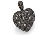 un pendentif en forme de cœur en diamants noirs et blancs sur fond blanc