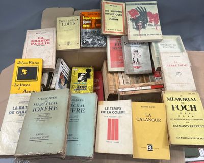de nombreux livres posés sur une table