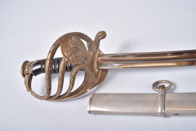 une épée en argent avec une poignée en or et un fourreau en argent