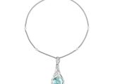 un collier en argent orné d'une topaze bleue montée sur une chaîne