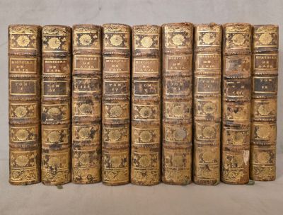 plusieurs vieux livres sont alignés sur une table