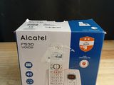 une photo d'une boîte de téléphone portable posée sur une table