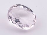 gros plan d'un diamant blanc sur une surface blanche