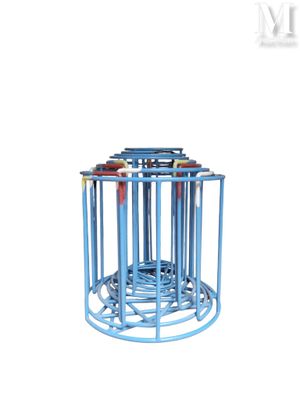 une image représentant une cage métallique bleue munie de quatre poignées rouges et jaunes