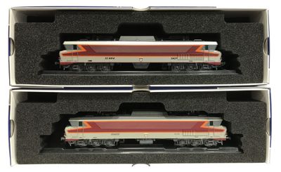 deux boîtes contenant un train, posées sur une surface blanche