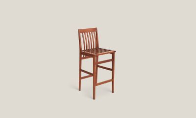 une photo d'un tabouret de bar en bois sur fond blanc