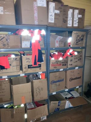 de nombreuses boîtes sur les étagères, ornées de rubans rouges