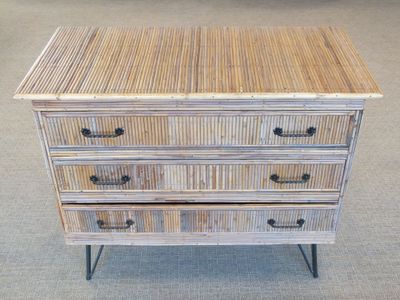 Commode en rotin ouvrant à trois tiroirs - Photo 1