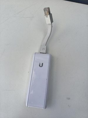 une image représentant un câble USB branché à un ordinateur