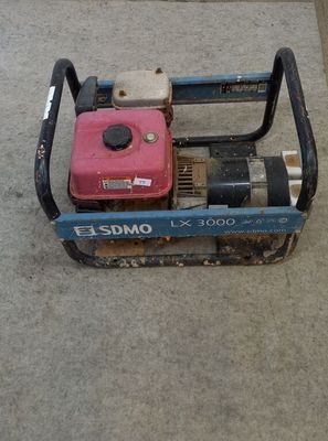 un petit moteur posé sur le sol