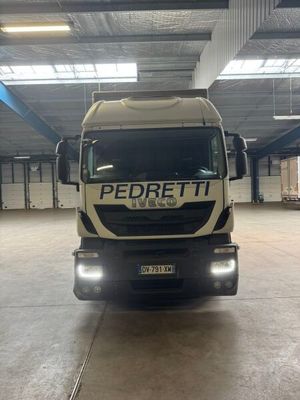un camion qui est garé à l'intérieur d'un bâtiment