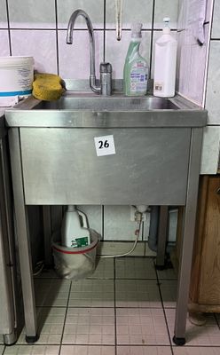 un évier en acier inoxydable dans le coin d'une cuisine