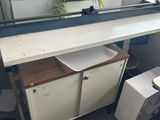 un bureau d'ordinateur sur lequel se trouve une plante