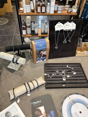 de nombreux articles exposés sur le comptoir d'un magasin