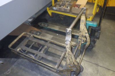 la photo d'une machine qui se trouve dans un garage