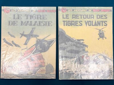 voici deux livres posés sur une surface bleue