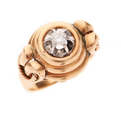 une image d'une bague en or avec un diamant au centre