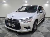 la voiture blanche est garée sur un sol en damier dans le garage