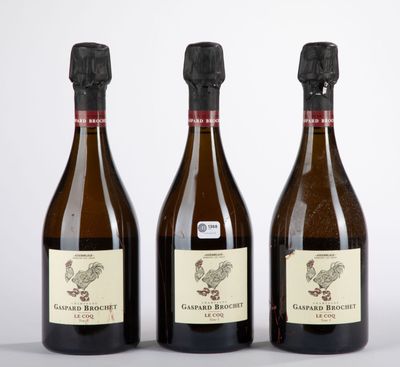 trois bouteilles de vin posées l'une à côté de l'autre sur une table