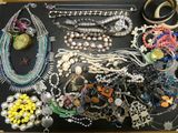 plusieurs types de colliers et de bracelets différents disposés sur une table