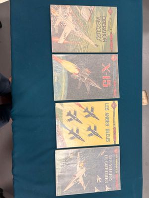 une personne tenant un livre illustré
