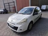 la photo d'une petite voiture blanche garée dans un parking