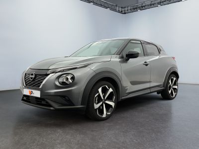 Le nouveau SUV Nissan Juke est exposé dans un showroom.
